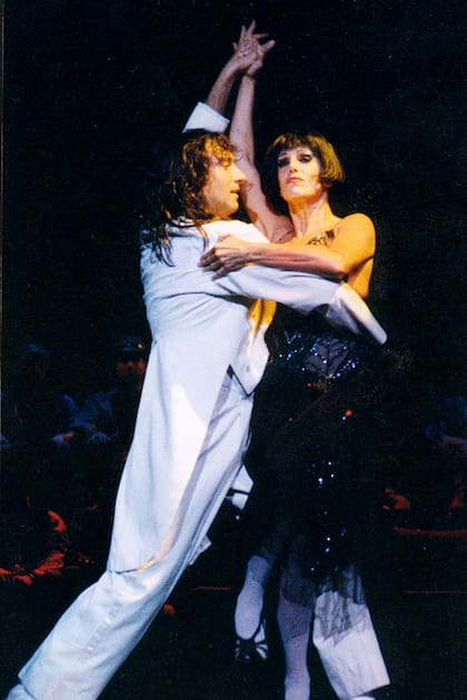 El beso de la mujer araña llegó a la cartelera porteña en el Teatro Regina, en 1983; años más tarde, Valeria Lynch y Aníbal Silveyra la repusieron, en el Lola Membrives
