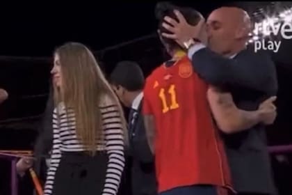 El beso de Luis Rubiales, el presidente de la RFEF, a la jugadora Jenni Hermoso