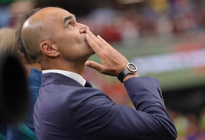 El beso del adiós. "Me voy orgulloso del equipo", aseguró Roberto Martínez