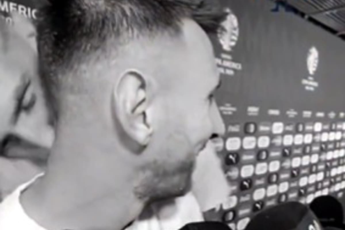 El beso del Dibu Martínez a Lionel Messi en la zona mixta tras la clasificación a la final de la Copa América