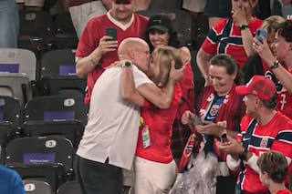 La historia que esconde el beso viral del DT de Noruega: estuvo muerto 12 minutos y hasta “prepararon su funeral”