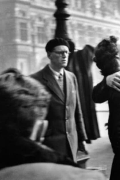 El beso del Hotel de Ville, que muestra a una pareja besándose frente al edificio del Ayuntamiento de París, fue publicada por la revista Life en junio 1950