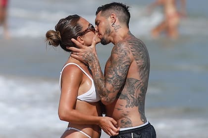 El beso entre Camila Homs y su novio, José Sosa, durante un día de playa en Punta del Este con familia y amigos