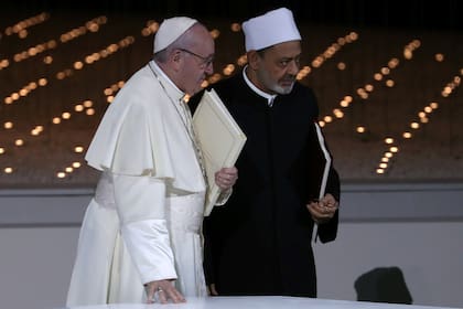 El beso entre Francisco y el imán Sheikh Ahmed al Tayeb recorre el mundo