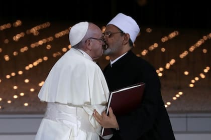 El beso entre Francisco y el imán Sheikh Ahmed al Tayeb recorre el mundo