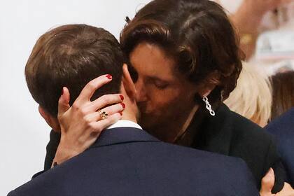 El beso entre la ministra de Deportes francesa, Amélie Oudéa-Castéra, y el presidente Emmanuel Macron, en el Trocadero, luego de la ceremonia inaugural de París 2024. (Odd ANDERSEN / AFP)