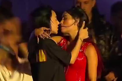 El beso entre Lali Espósito y Nicki Nicole que hizo enloquecer a sus fans.