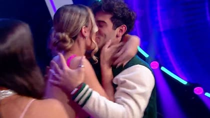 El beso entre Nico y Flor (Foto: captura)