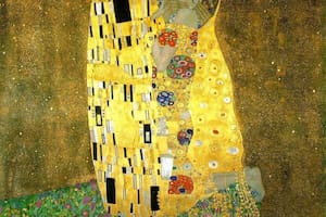 El beso. Es probablemente la pintura más emblemática de Klimt y por la cual se lo identifica ahora; es muy moderna, pero recupera técnicas antiguas