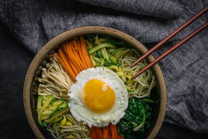 El bibimbap, preparado con arroz y vegetales, es uno de los platos más característicos de la cocina coreana