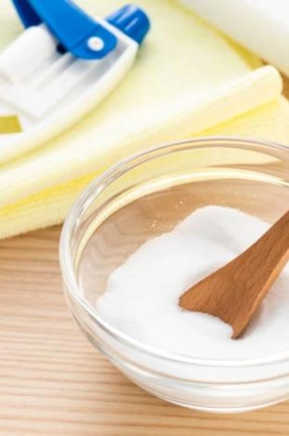 El bicarbonato es uno de los tratamientos caseros que puede ayudar a quitar las manchas de los dientes
Foto: iStock