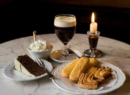 El bicerin se prepara base de café, chocolate y crema y en este café recomiendan no mezclarlo, sino tomarlo tal como es servido.