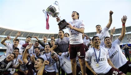El "Bicho" Aguirre levanta la Copa Bicentenario en medio de los efusivos festejos del plantel