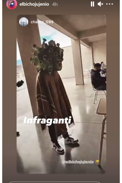 El bicho jujeño completó su look con un poncho y zapatillas deportivas