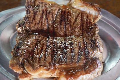 El bife de chorizo, un clásico de Lo de Charly, suele salir un poco más jugoso