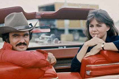 El bigote de Burt Reynolds, un sello de época