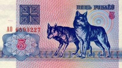 El billete de 5 rublos bielorrusos, con dos lobos