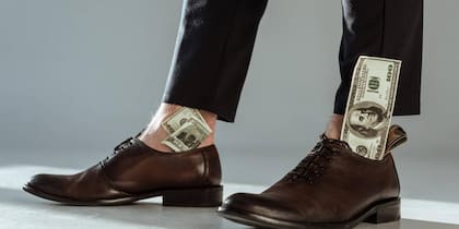 El billete debe ir dentro de la suela del zapato izquierdo o derecho (Archivo)
