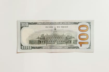 El billete estadounidense contiene diversos sellos, marcas, y características que la hacen una pieza difícil de falsificar, pero no imposible