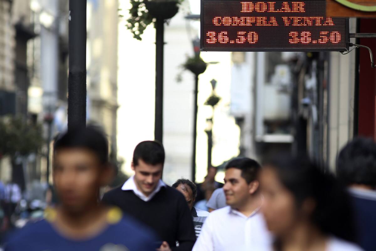 El billete retrocedió 6% y el riesgo país perforó los 600 puntos; se notó un ingreso de capitales del exterior para apostar a las altas tasas de interés