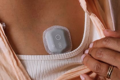 El BioButton es uno de los dispositivos de rastreo que no requiere del uso permanente de un smartphone con un accesorio que se adhiere a la piel y utiliza algoritmos para tratar de detectar los primeros síntomas de la COVID-19