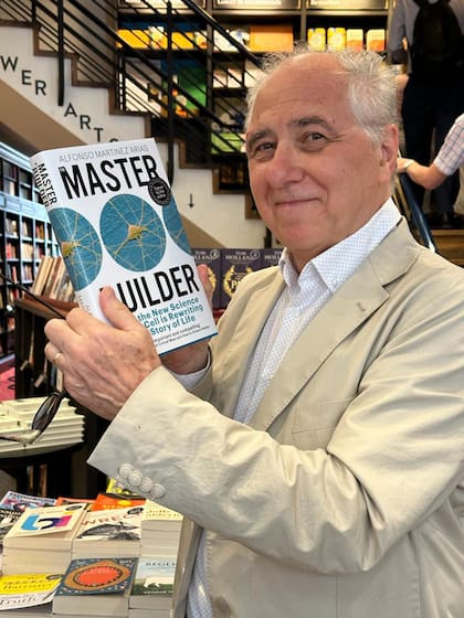 El biólogo Alfonso Martínez Arias, en una librería de Londres