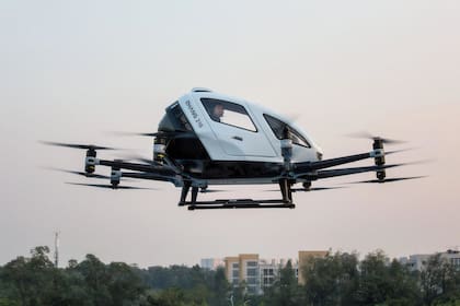El biplaza EHang 216 está pensado para trayectos cortos, con una autonomía de vuelo de 21 minutos y una velocidad de 100 km/h