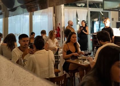 El bistró abre sólo a la noche y se adapta a distintos planes, desde citas hasta reuniones de amigos