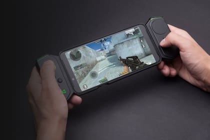 El smartphone gamer Black Shark Helo de Xiaomi, con su gamepad conectado