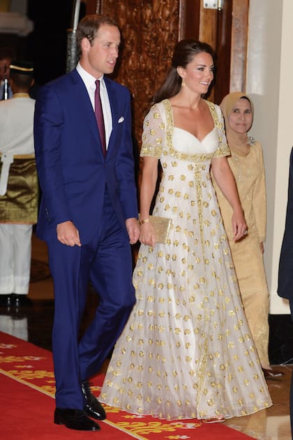 El blanco es uno de sus colores favoritos. A veces lo acompaña con notas de dorado, como sucedió con el Alexander McQueen que lució
en la gira a Malasia, en 2013.