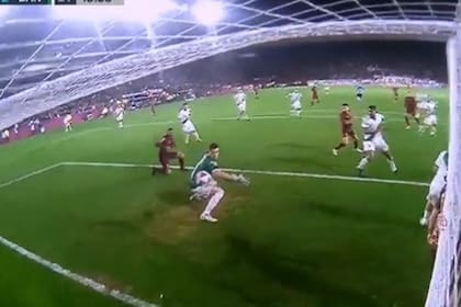 El blooper del 2-2 de Lanús ante Banfield: remata Esquivel, la pelota se iba afuera pero pega en el lateral Coronel, luego en el hombro del arquero Cambeses y se mete en el arco del Taladro