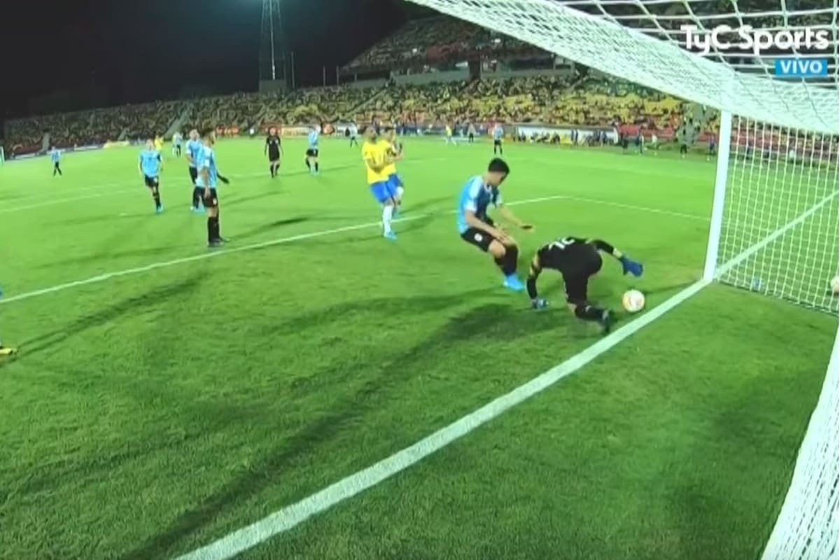 El blooper del arquero De Arruabarrena, de Uruguay