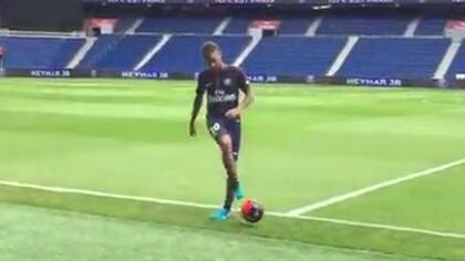 El blooper del brasileño durante su presentación en PSG