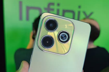 El bloque de cámaras de un smartphone Infinix Hot 40 Pro, diseñado por el gigante chino Transsion, que saldrá a la venta en al Argentina en octubre de este año