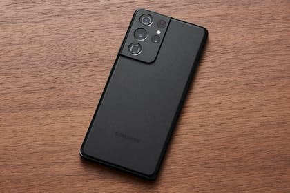 El bloque de cámaras del Galaxy S21 Ultra, con la lente normal, el gran angular y dos teleobjetivos, de 3 y 10 aumentos