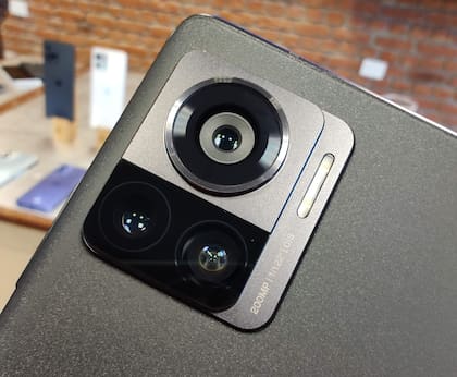 El bloque de cámaras del Motorola Edge 30 Ultra, con el sensor principal de 200 megapixeles