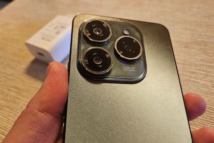 El bloque de cámaras del Tecno Spark 20 Pro, similar al del iPhone, tiene en rigor una sola cámara de 108 megapixeles; el otro sensor, de 2 MP, es para medir profundidad