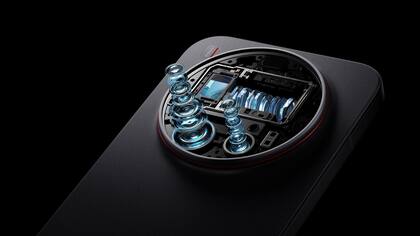 El bloque de cámaras del Xiaomi 17 Ultra incluye un zoom tipo periscopio con partes móviles, que puede ir de 75 a 100 mm sin perder calidad de imagen