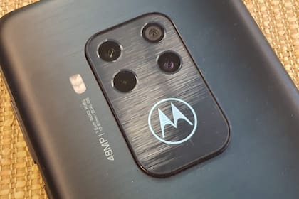 El bloque de cuatro cámaras del Motorola One Zoom: la principal de 48 megapixeles, un gran angular, un zoom 3x y un sensor de profundidad