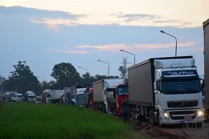 El bloqueo de camioneros en Paso de los Libres en reclamo de controles sanitarios