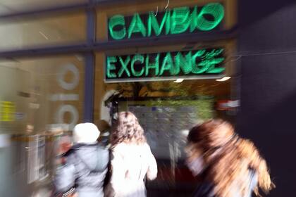 El blue del blue: el tipo de cambio paralelo no tuvo precio de referencia y las cuevas redujeron las operaciones; se publicaba un valor de $900, pero algunas transacciones se hacían por arriba de $1000