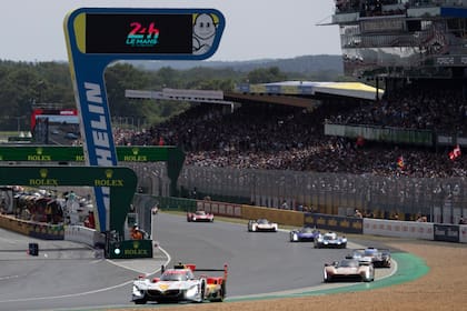 El BMW N°20, con Robin Frijns, René Rast y Sheldon Van Der Linde al frente; la marca alemana finalizó en el segundo casillero del clasificador, a apenas 10 segundos del ganador