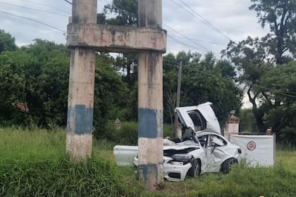 El BMW que impactó contra el poste de hormigón