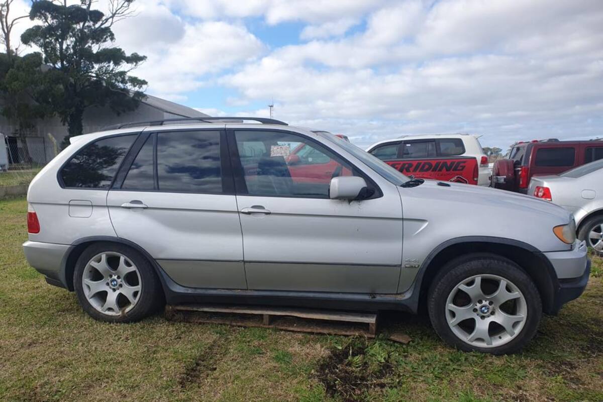 El BMW que se subasta es modelo 2001