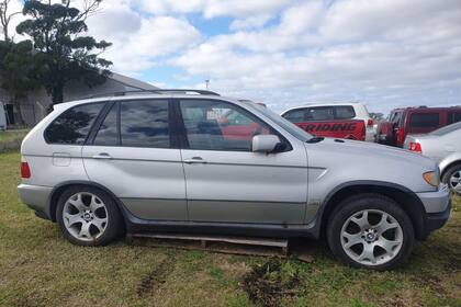 El BMW que se subasta es modelo 2001