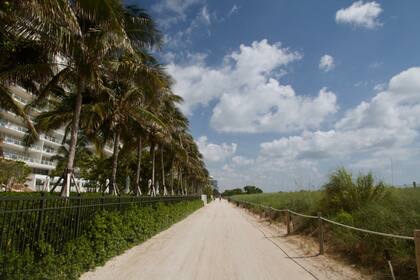El boardwalk junto a la playa.