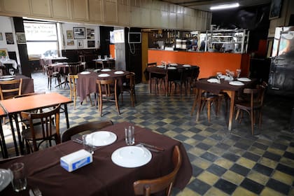 El bodegón está hecho de chapas, y su planta alta es habitada por familias