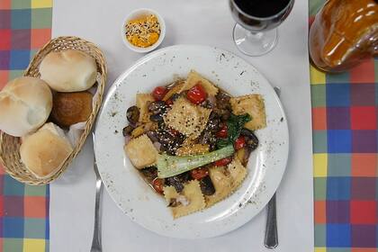 El bodegón tiene recetas innovadoras pero esencia clásica porteña