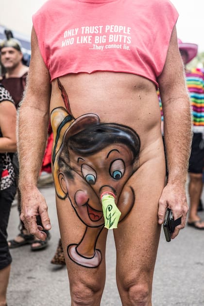 El body painting incluye todo el body, incluidas las partes íntimas.