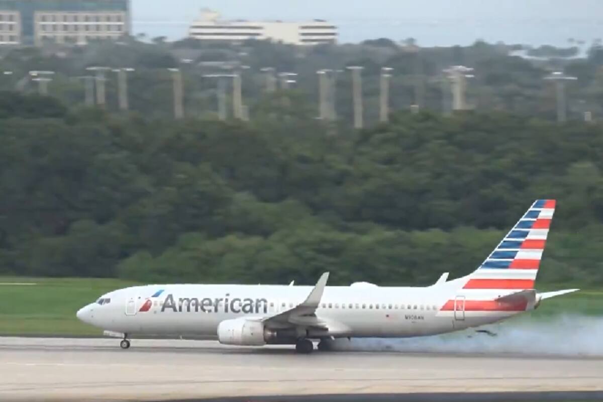 El Boeing 737-800 de American Airlines en el momento en que estallan algunos de sus neumáticos en el aeropuerto de Tampa, Florida